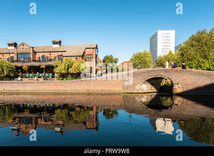 Canal Bridge mit der Mälzerei Pub und Restaurant, Brindley Place, Birmingham, Großbritannien Stockfoto