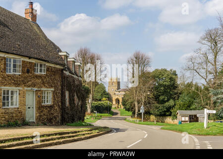 Ansichtskarte Blick auf der Hohe Straße in der Ortschaft Scaldwell, Northamptonshire, Großbritannien Stockfoto