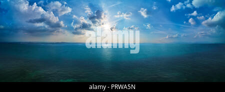 Dramatische Meereslandschaft mit weiten Horizont der Himmel und das Meer. Panorama grosses Feld anzeigen. Stockfoto