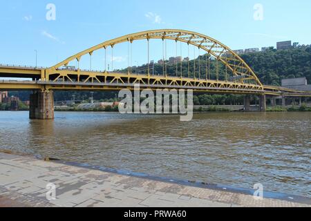 Pittsburgh, Pennsylvania - Stadt in den Vereinigten Staaten. Fort Pitt Brücke über den Allegheny River. Doppelklicken decked Bogensehne Bogenbrücke Stockfoto