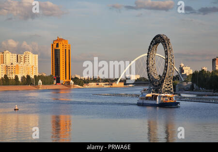 Ufer des Flusses Ischim in Astana. Kasachstan Stockfoto