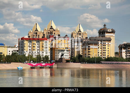 Ufer des Flusses Ischim in Astana. Kasachstan Stockfoto