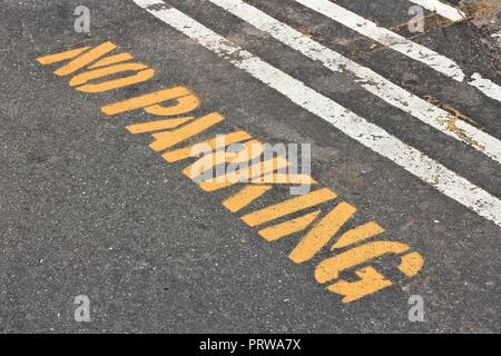 Kein Parkplatz zeichen Schablone auf Straße pflaster gemalt. Stockfoto