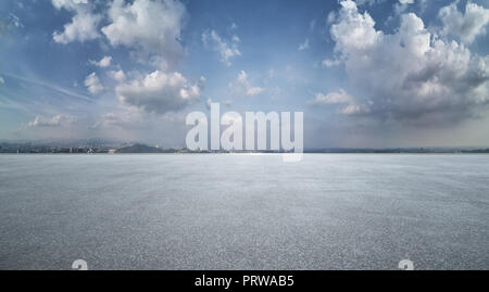 Panorama grosses Feld Blick auf Asphalt und dramatischen himmel landschaft. Stockfoto