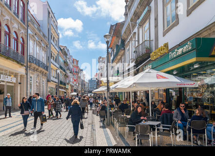 Geschäfte und Restaurants in der Rua de Santa Catarina im Zentrum der Stadt, Porto, Portugal Stockfoto