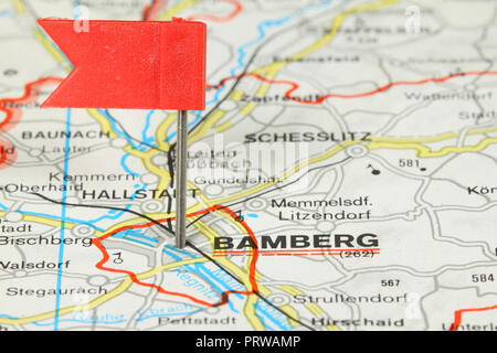 Bamberg - Stadt in Deutschland. Red Flag Pin auf einer alten Karte anzeigen Reiseziel. Stockfoto