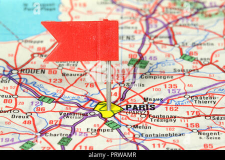 Paris - berühmte Stadt in Frankreich. Red Flag Pin auf einer alten Karte anzeigen Reiseziel. Stockfoto