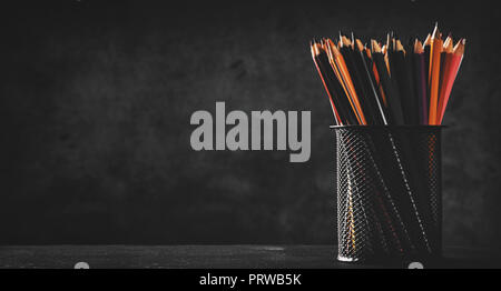 Bunte pencild über dunklen Hintergrund mit Kopie Raum Stockfoto