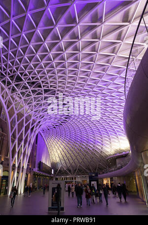 Der Bahnhof Kings Cross, London, UK, 30. September 2018 - Die Gitter an der Decke der Halle in der Nacht mit violetten Licht beleuchtet. Stockfoto