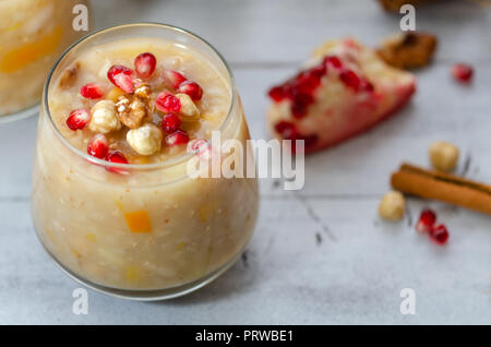 Traditionelle türkische Desserts Asure oder Ashure aus gekochtem Getreide mit getrockneten Früchten und Granatapfel Körner. Stockfoto