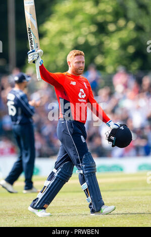 EDINBURGH, Schottland - Juni 10: England's Jonny Bairstow 100 erreicht, in den zweiten Innings der ODI im The Grange Cricket Club am 10. Juni, 2. Stockfoto