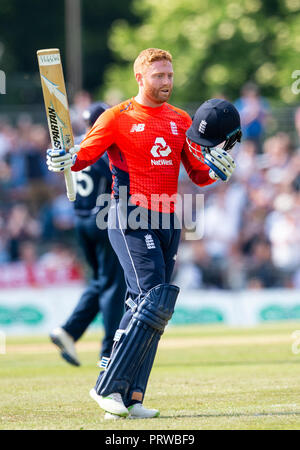 EDINBURGH, Schottland - Juni 10: England's Jonny Bairstow 100 erreicht, in den zweiten Innings der ODI im The Grange Cricket Club am 10. Juni, 2. Stockfoto