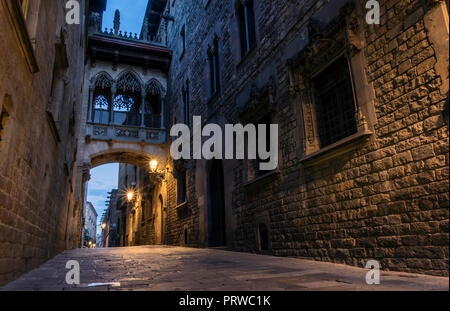 Alte Brücke zwischen den Gebäuden im gotischen Viertel von Barcelona Stockfoto