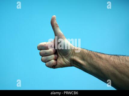 Daumen nach oben unterzeichnen, indem mans hand gemacht Stockfoto