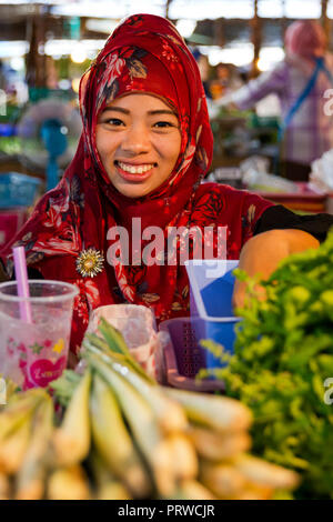 Porträts der jungen Frau mit Kopftuch. Ländlicher Lebensmittelmarkt in der Nähe von Wat Tham Seua (Tiger Cave), Krabi, Thailand Stockfoto