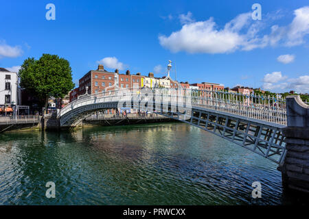 Ha'Penny Bridge - und offiziell den Liffey Brücke über den Fluss Liffey in Dublin, Irland Stockfoto