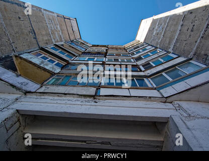 Balkone vorgefertigte sowjetischen Gebäuden am Himmel Hintergrund, Moskau Stockfoto