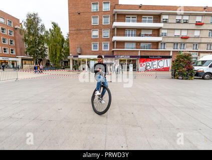 Mann auf einem modernen Penny Farthing Fahrrad. Cycling Festival. Dünkirchen, Frankreich Stockfoto