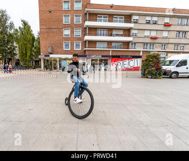 Mann auf einem modernen Penny Farthing Fahrrad. Cycling Festival. Dünkirchen, Frankreich Stockfoto