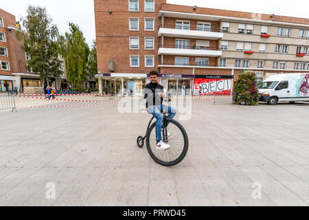 Mann auf einem modernen Penny Farthing Fahrrad. Cycling Festival. Dünkirchen, Frankreich Stockfoto