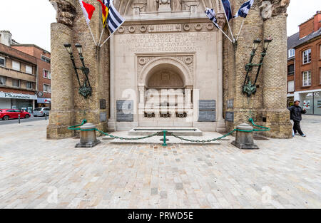 War Memorial und eine Straße Trinker. Dünkirchen, Frankreich Stockfoto