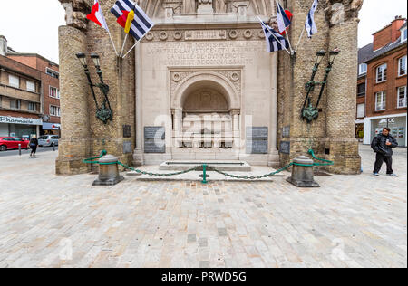 War Memorial und eine Straße Trinker. Dünkirchen, Frankreich Stockfoto