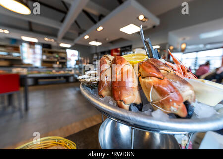 Fischplatte Fruits de Mer La Halle Fischhändler und ein Restaurant. Dünkirchen, Frankreich Stockfoto