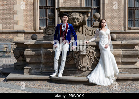 Candid shots von Braut und Bräutigam posieren für Fotos Hochzeit in St. Vitus Kathedrale in Prag Stockfoto