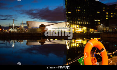 Mann Insel angesehen von der Canning Dock, Museum von Liverpool auf der linken Seite. Bild im September 2018 übernommen. Stockfoto