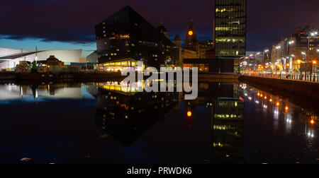 Mann Insel angesehen von der Canning Dock, mit Museum von Liverpool und Leber Gebäude enthalten. Bild im September 2018 übernommen. Stockfoto