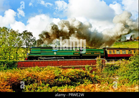 Tyrannisiert Pacific, die Schlacht um England Klasse Nr. 34081 92 Squadron bei Darnholme, North Yorkshire Moors Railway, England Stockfoto