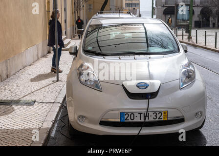 Nissan Leaf wird auf der Straße in Lissabon, Portugal aufgeladen Stockfoto