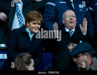 6 Nationen Schottland V England, Edinburgh, Midlothian, Großbritannien. 24,02, 2018. Bild zeigt: Schottlands First Minister, Nicola Stör, mit ihrem Ehemann, Peter M Stockfoto