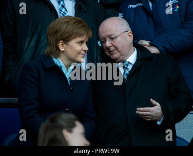 6 Nationen Schottland V England, Edinburgh, Midlothian, Großbritannien. 24,02, 2018. Bild zeigt: Schottlands First Minister, Nicola Stör, mit ihrem Ehemann, Peter M Stockfoto