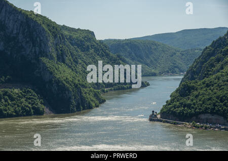 Donau Grenze zwischen Rumänien und Serbien. Landschaft in der Donau Schluchten. die schmalste Stelle der Schlucht auf der Donau zwischen Serbien und Rumänien, als Stockfoto