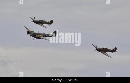 Bristol Blenheim Mk.I (G-bpiv Kombiniert) im Formationsflug mit 2 Hawker Hurricanes am IWM Duxford Schlacht von Großbritannien Airshow am 23. September 2018 Stockfoto