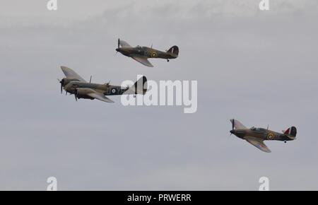 Bristol Blenheim Mk.I (G-bpiv Kombiniert) im Formationsflug mit 2 Hawker Hurricanes am IWM Duxford Schlacht von Großbritannien Airshow am 23. September 2018 Stockfoto