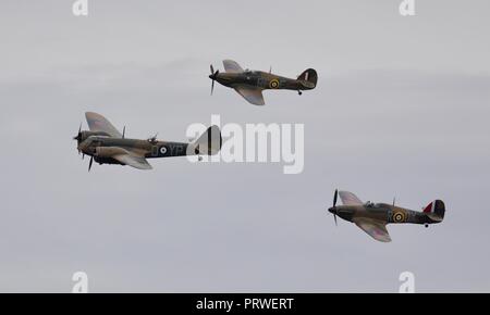 Bristol Blenheim Mk.I (G-bpiv Kombiniert) im Formationsflug mit 2 Hawker Hurricanes am IWM Duxford Schlacht von Großbritannien Airshow am 23. September 2018 Stockfoto