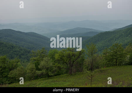 Landschaft mit Hügeln und Wiesen auf Radan Bergmassiv, in der Nähe der Felsformation Djavolja Varos (Devil's Town) im Süden Serbiens. Stockfoto