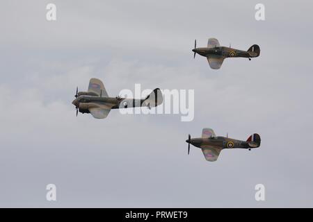 Bristol Blenheim Mk.I (G-bpiv Kombiniert) im Formationsflug mit 2 Hawker Hurricanes am IWM Duxford Schlacht von Großbritannien Airshow am 23. September 2018 Stockfoto