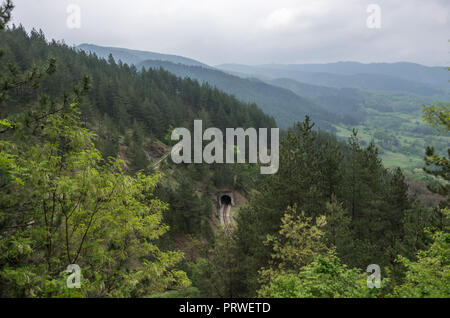 Eisenbahn Tunnel auf der Sargan-tests Zur acht Schmalspurbahn in tourist resort Mokra Gora in Serbien. Stockfoto