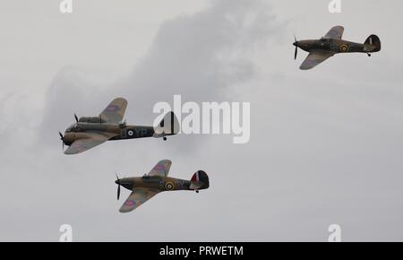 Bristol Blenheim Mk.I (G-bpiv Kombiniert) im Formationsflug mit 2 Hawker Hurricanes am IWM Duxford Schlacht von Großbritannien Airshow am 23. September 2018 Stockfoto