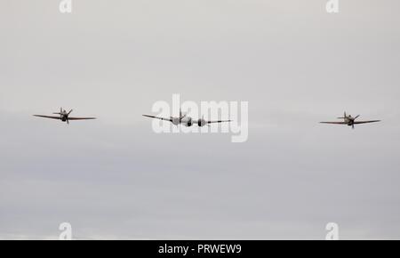 Bristol Blenheim Mk.I (G-bpiv Kombiniert) im Formationsflug mit 2 Hawker Hurricanes am IWM Duxford Schlacht von Großbritannien Airshow am 23. September 2018 Stockfoto