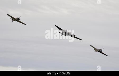 Bristol Blenheim Mk.I (G-bpiv Kombiniert) im Formationsflug mit 2 Hawker Hurricanes am IWM Duxford Schlacht von Großbritannien Airshow am 23. September 2018 Stockfoto