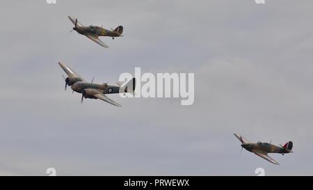 Bristol Blenheim Mk.I (G-bpiv Kombiniert) im Formationsflug mit 2 Hawker Hurricanes am IWM Duxford Schlacht von Großbritannien Airshow am 23. September 2018 Stockfoto