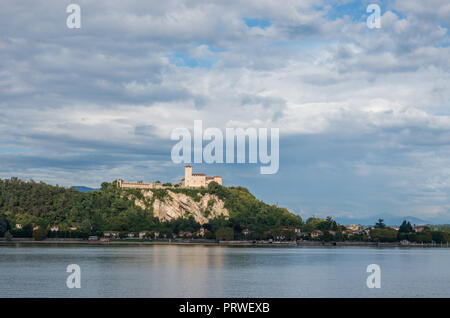 Rocca di Angera, Blick von der See Lago Maggiore, Italien Stockfoto