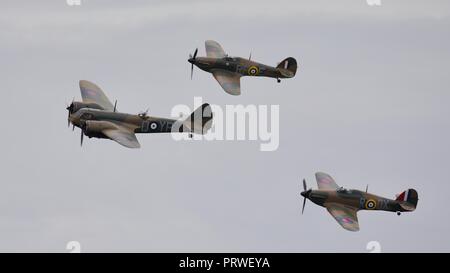 Bristol Blenheim Mk.I (G-bpiv Kombiniert) im Formationsflug mit 2 Hawker Hurricanes am IWM Duxford Schlacht von Großbritannien Airshow am 23. September 2018 Stockfoto