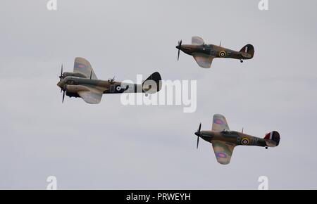 Bristol Blenheim Mk.I (G-bpiv Kombiniert) im Formationsflug mit 2 Hawker Hurricanes am IWM Duxford Schlacht von Großbritannien Airshow am 23. September 2018 Stockfoto