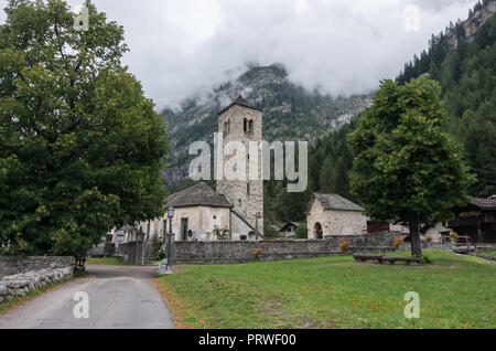 Chiesa Vecchia. Kleine romanische Dorfkirche in Staffa, Мacugnaga, die am Fuße des Monte Rosa, Italien liegt Stockfoto