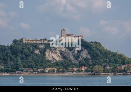 Rocca di Angera, Blick von der See Lago Maggiore, Italien Stockfoto